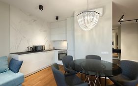 9-102 New York Spacious, Antonovycha 74, Kyiv Centre, Olimpiiska Metro Nearby, Panoramic City View, 15 Kw Backup Power, Petrovdom Apartment